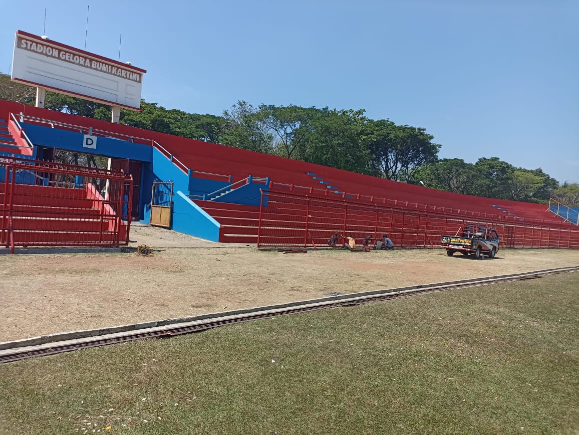 Perbaikan kerusakan sarana dan prasarana Stadion Gelora Bumi Kartini (GBK) Jepara usai gelaran Porprov XVI.