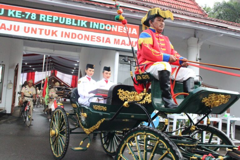 Kirab Bendera Pusaka Kabupaten Cilacap Dibawa oleh Kusir Pernikahan Kaesang-Erina