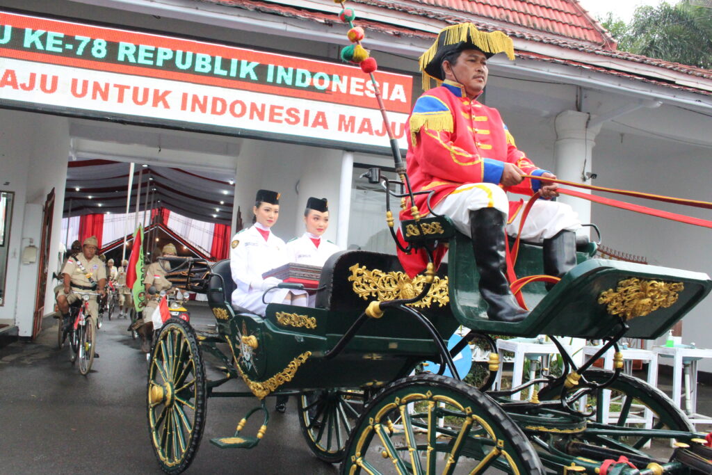 Kirab Bendera Pusaka Kabupaten Cilacap Dibawa oleh Kusir Pernikahan Kaesang-Erina