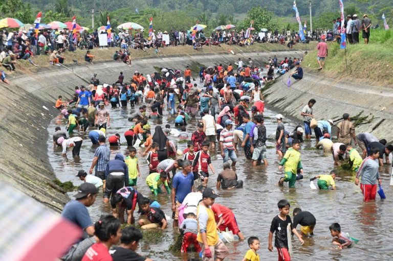 Pintu Air Waduk Wadaslintang Ditutup, Festival Kalisat Dibuka Bupati