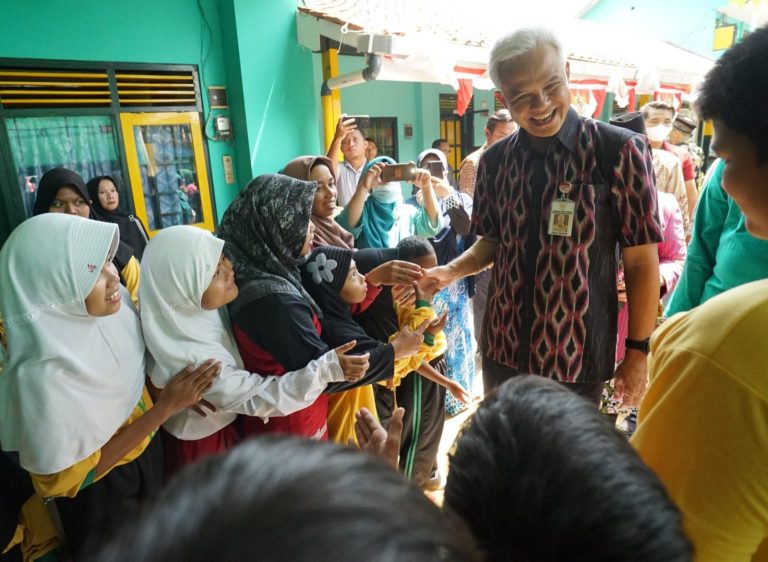 Serunya Ganjar Bertemu Ratusan Siswa SLB Ma’arif Muntilan