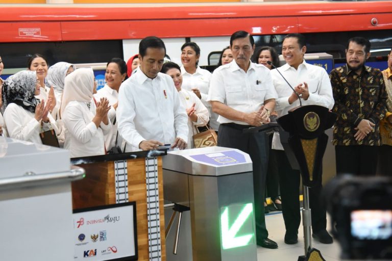 Presiden Jokowi meresmikan LRT Terintegrasi Jabodebek, di Stasiun LRT Cawang, Jakarta, Senin (28/08).