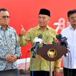 Menko PMK Muhadjir Effendy didampingi Mentan Syahrul Yasin Limpo dan Staf Khusus Presiden Arif Budimanta memberikan keterangan pers di Komplek Istana Kepresidenan Jakarta, Kamis (10/08),