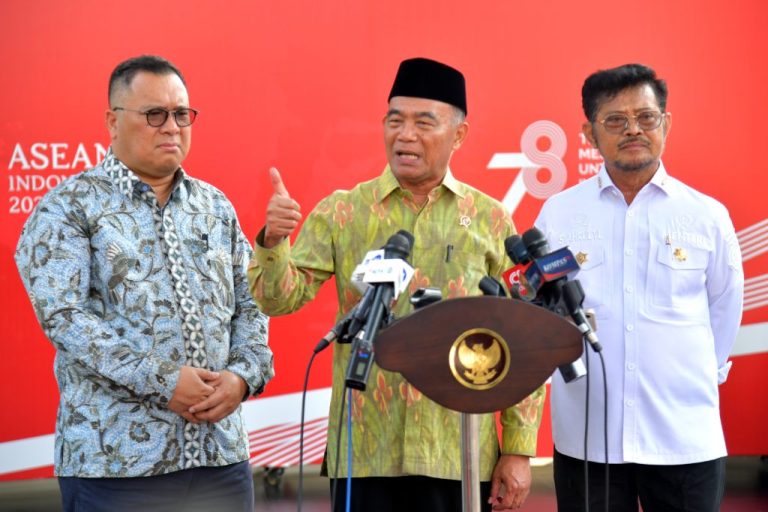 Menko PMK Muhadjir Effendy didampingi Mentan Syahrul Yasin Limpo dan Staf Khusus Presiden Arif Budimanta memberikan keterangan pers di Komplek Istana Kepresidenan Jakarta, Kamis (10/08),