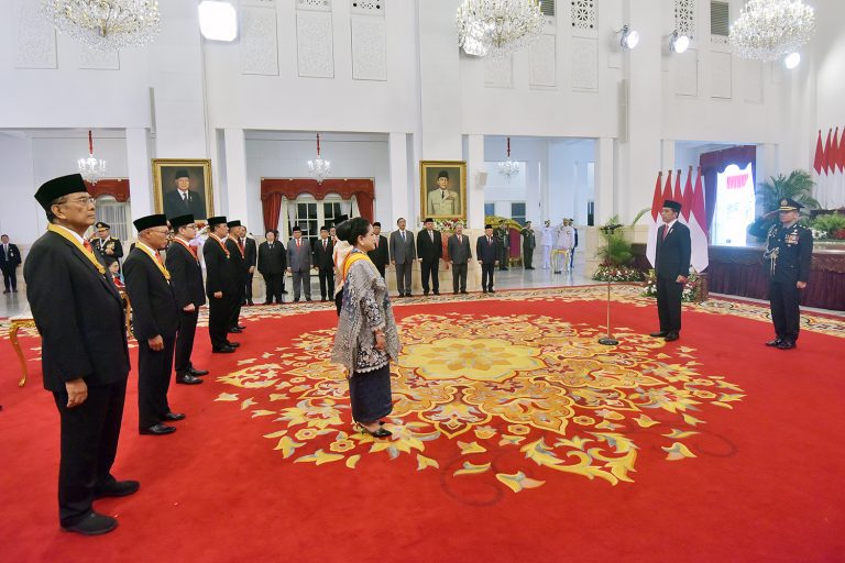 Upacara Penganugerahan Tanda Kehormatan Republik Indonesia, di Istana Negara, Jakarta, Seni (15/08).