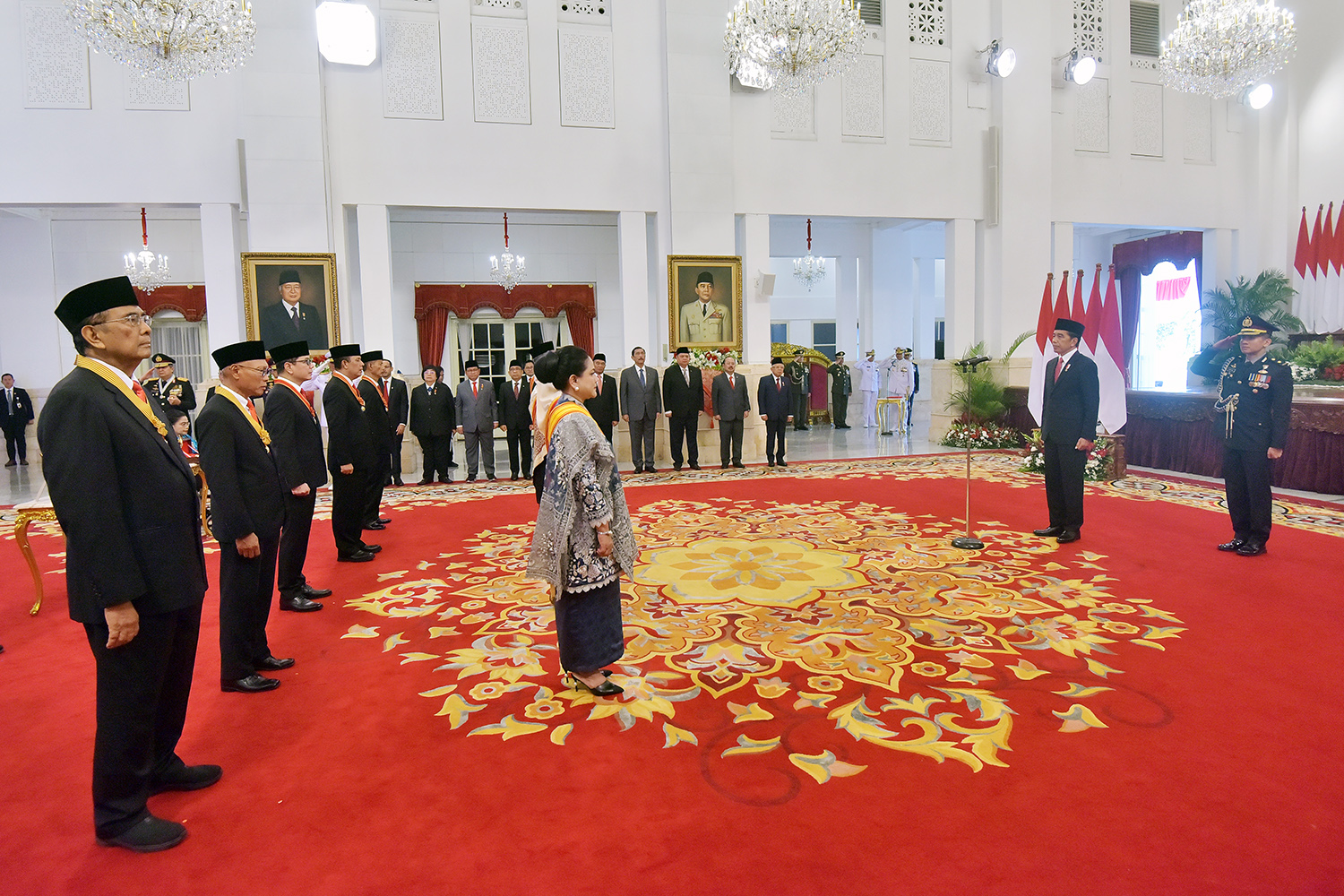 Upacara Penganugerahan Tanda Kehormatan Republik Indonesia, di Istana Negara, Jakarta, Seni (15/08).