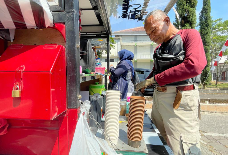 Jual Kopi Keliling, Kisah Marsiana Barista Difabel yang Menginspirasi