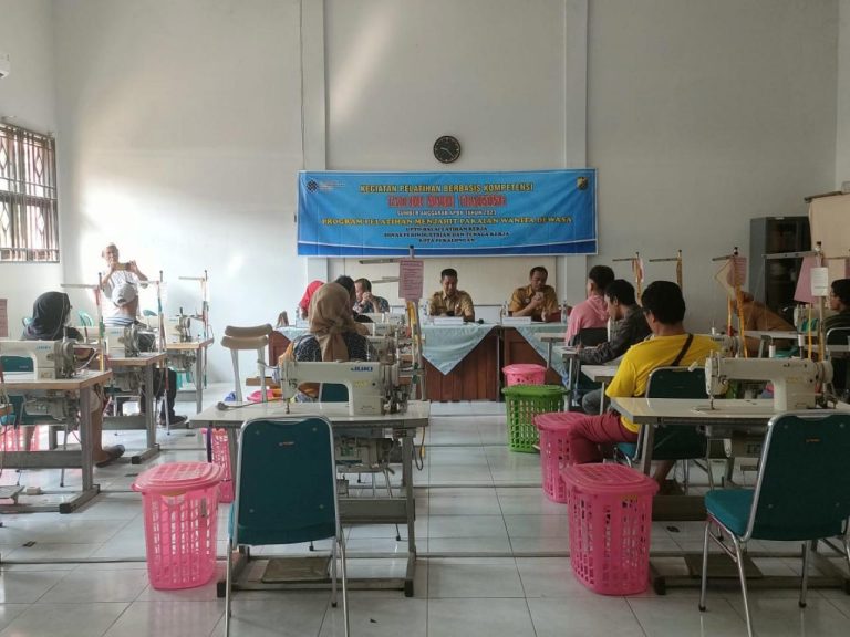 16 Penyandang Disabilitas Belajar Menjahit di BLK Kota Pekalongan