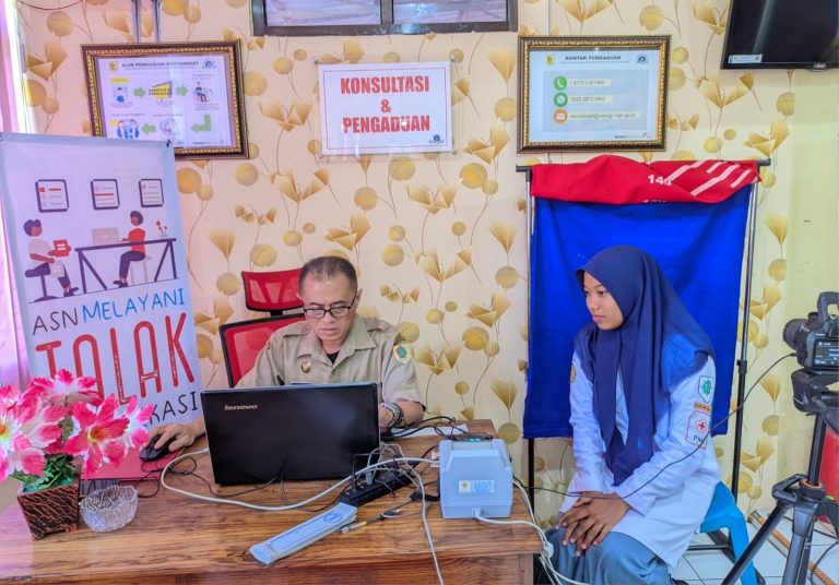 Tunggu Bola, Rekam e-KTP Kolektif Disdukcapil Wonogiri Kerja Sama dengan Sekolah