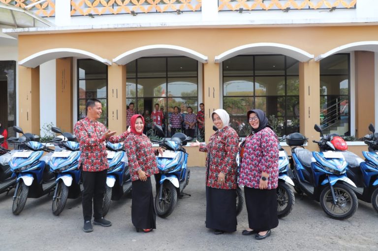 Peringatan Harganas ke-30, Wabup Serahkan 1 Mobil dan 37 Motor