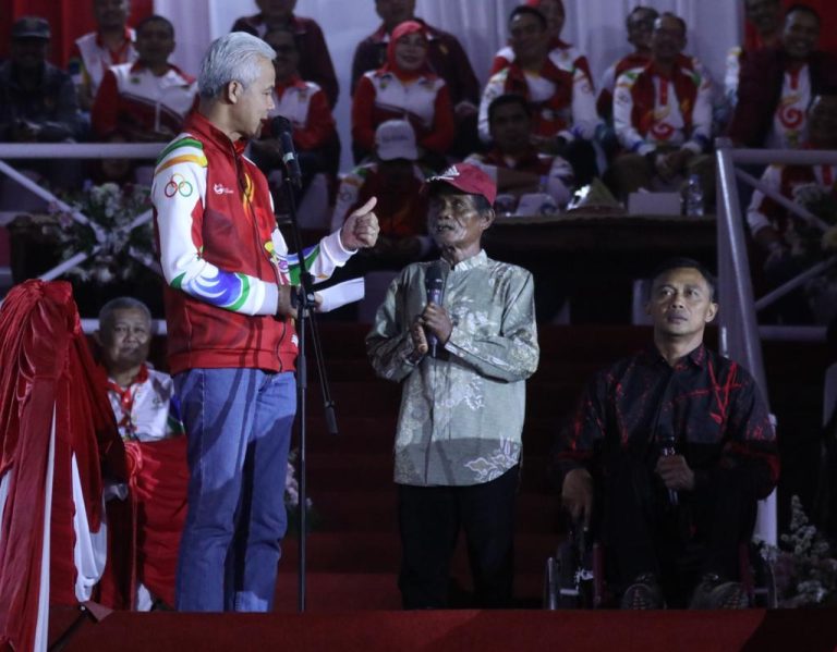 Ganjar memberikan apresiasi kepada Yaitu Wahyudi, peraih medali Perak ASEAN Paragames di Philipina, dan Tugiman, atlet Tour de Java dan pra-PON Sulsel