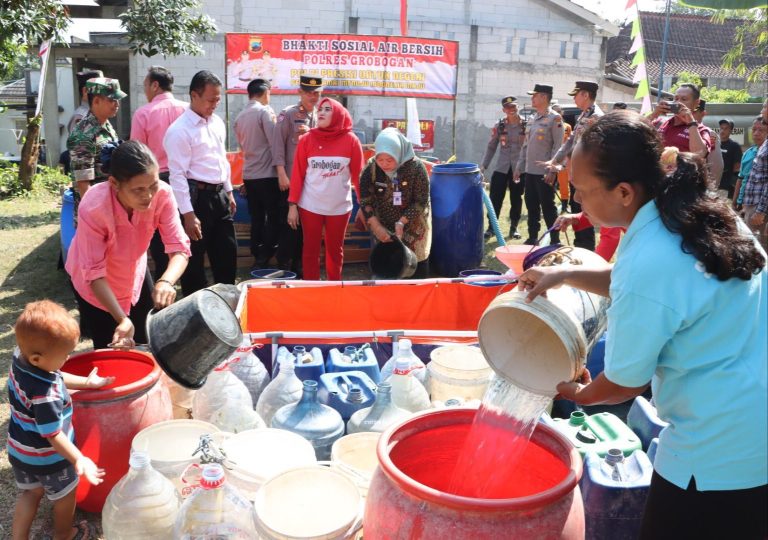 Sejumlah Wilayah Dilanda Kekeringan, Polres Grobogan Salurkan Bantuan Air Bersih