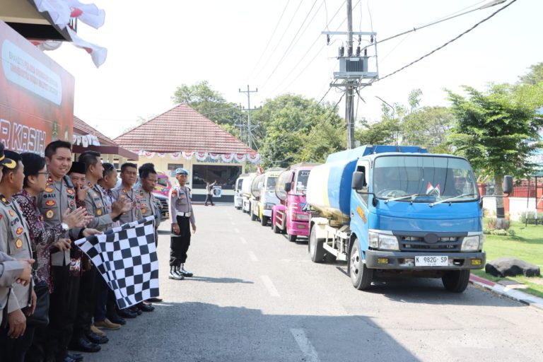 Pemberangkatan bantuan air bersih di Mapolres Grobogan, Sabtu (19/08)