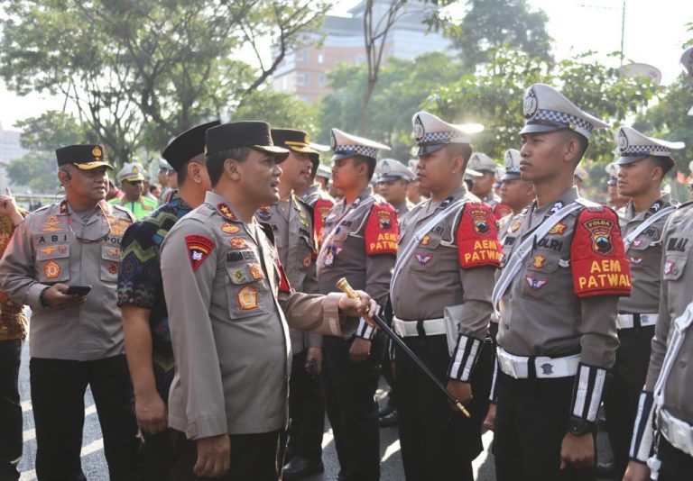 Kapolda Jateng, Irjen Pol Ahmad Luthfi saat memimpin apel di halaman kantor Gubernur Jawa Tengah, Selasa (15/08)
