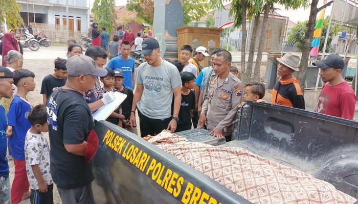 Polsek Losari Evakuasi Dua Korban Meninggal Tersengat Arus Listrik