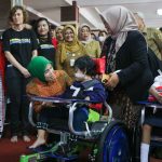 Disabilitas Jateng Diberi 340 Kursi Roda dari Australia, Ganjar: Itu Bukti Rasa Kemanusiaan