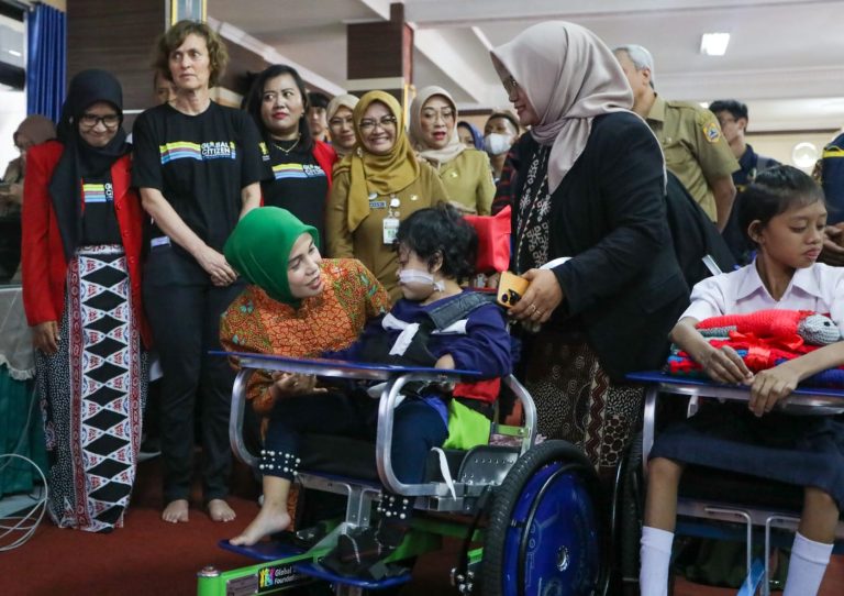 Disabilitas Jateng Diberi 340 Kursi Roda dari Australia, Ganjar: Itu Bukti Rasa Kemanusiaan