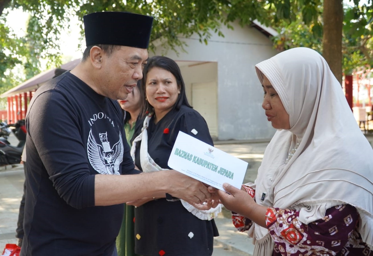 Dukung UKM, Edy Supriyanta Berikan Modal Usaha PKL Pantai Bandengan