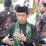 Presiden Jokowi memberikan keterangan pers usai membuka peragaan busana Istana Berkebaya, di depan Istana Merdeka, Jakarta, Minggu (06/08).