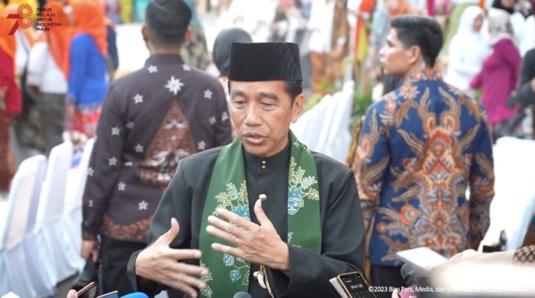 Presiden Jokowi memberikan keterangan pers usai membuka peragaan busana Istana Berkebaya, di depan Istana Merdeka, Jakarta, Minggu (06/08).