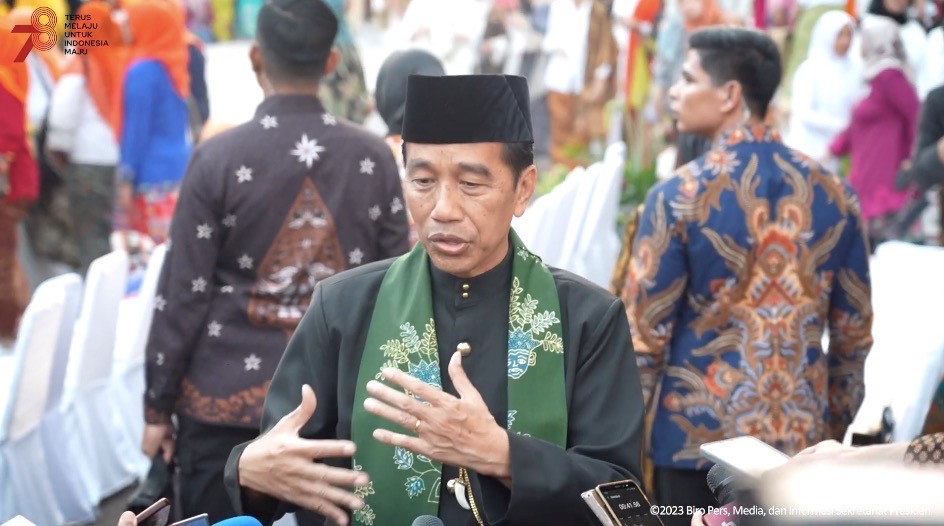 Presiden Jokowi memberikan keterangan pers usai membuka peragaan busana Istana Berkebaya, di depan Istana Merdeka, Jakarta, Minggu (06/08).