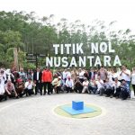 Ketua Komisi II Ahmad Doli Kurnia Tanjung beserta rombongan saat foto bersama usai Kunjungan Kerja Komisi II DPR RI di Ibu Kota Nusantara, Kalimantan Timur, Selasa (22/08).