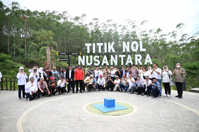 Ketua Komisi II Ahmad Doli Kurnia Tanjung beserta rombongan saat foto bersama usai Kunjungan Kerja Komisi II DPR RI di Ibu Kota Nusantara, Kalimantan Timur, Selasa (22/08).