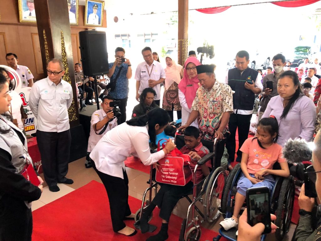 Penyandang Disabilitas Wonogiri Terima Alat Bantu Spesifik dari Kementerian PPPA