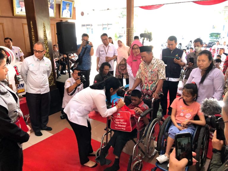 Penyandang Disabilitas Wonogiri Terima Alat Bantu Spesifik dari Kementerian PPPA