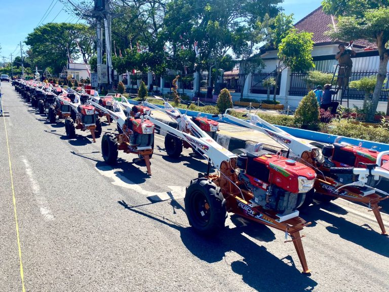Hut ke-78 RI, Bupati Bagikan 600 Lebih Alsintan dan 747 Hewan Ternak untuk Gapoktan dan KTT