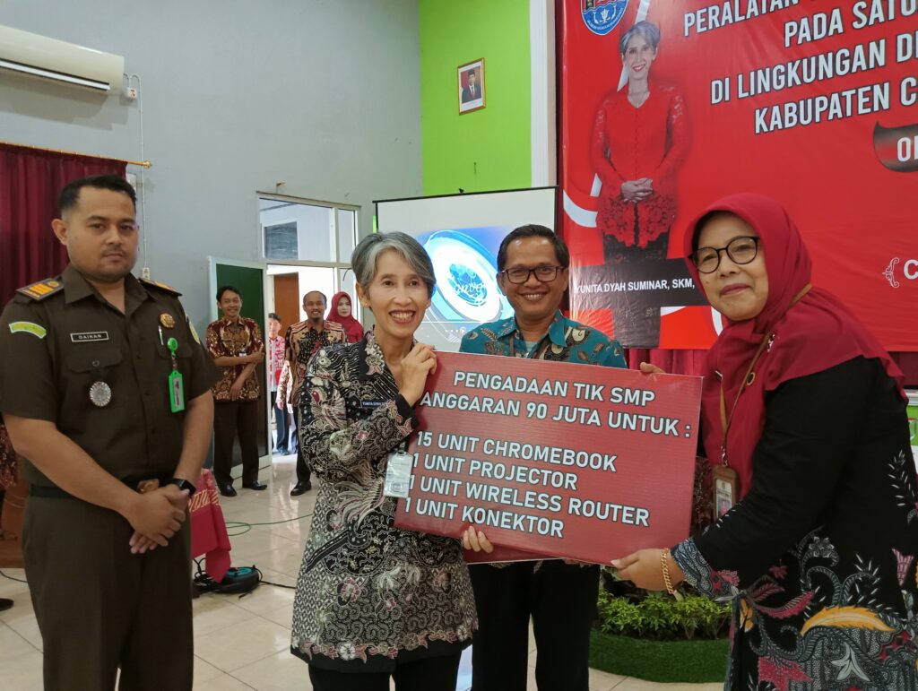 187 Sekolah Terima Peralatan TIK dari Pemkab Cilacap untuk SD dan SMP