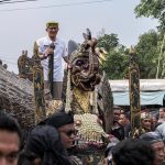 Menparekraf Naik Kereta Kencana di Desa Wisata Religi Astana