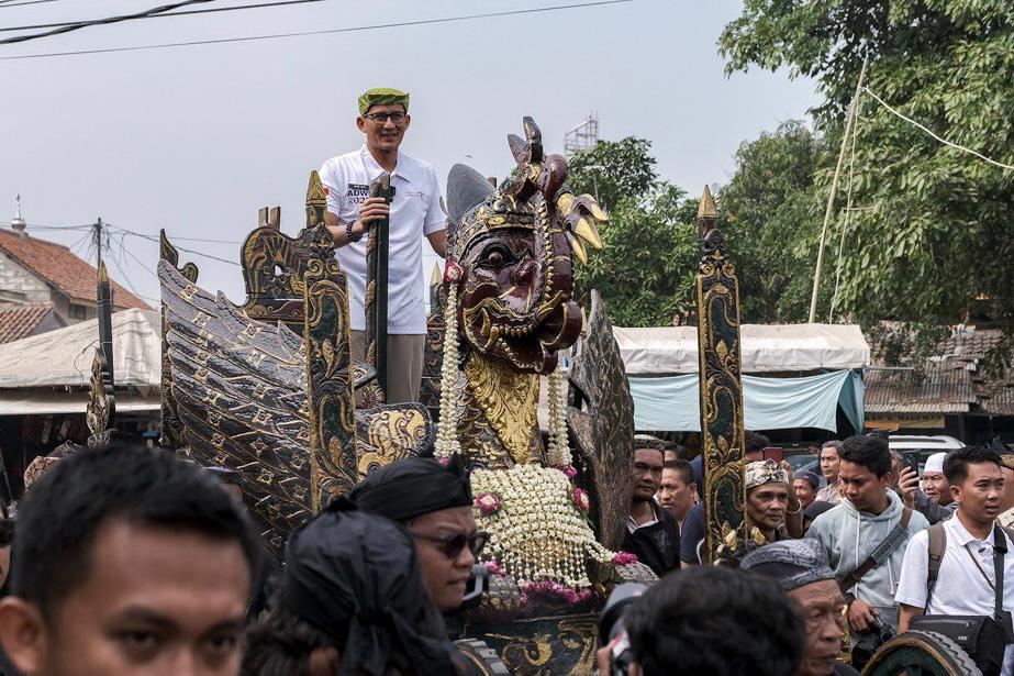 Menparekraf Naik Kereta Kencana di Desa Wisata Religi Astana