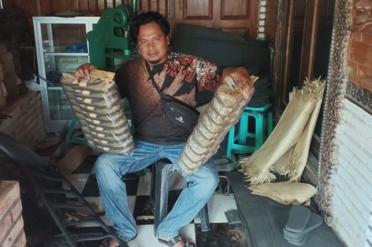 Jaga Kualitas, Dekranasda Magelang Dampingi Perajin Produksi Sandal Upanat