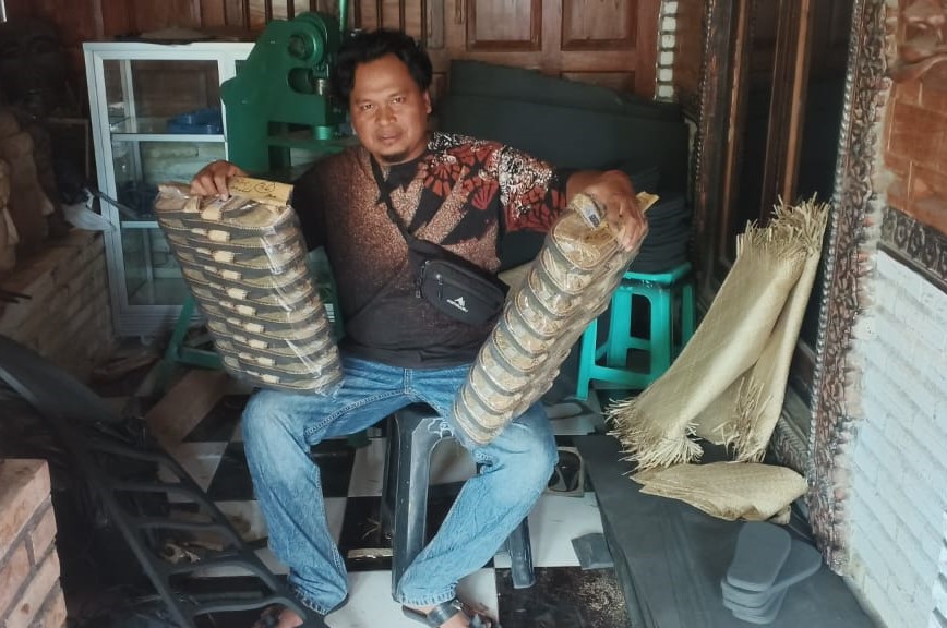 Jaga Kualitas, Dekranasda Magelang Dampingi Perajin Produksi Sandal Upanat