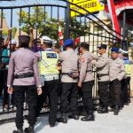 Simulasi Pengamanan Mako, Polres Brebes Digeruduk Pengunjuk Rasa