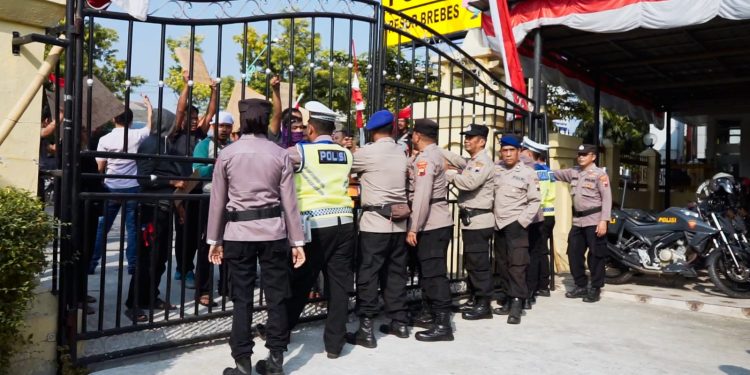 Simulasi Pengamanan Mako, Polres Brebes Digeruduk Pengunjuk Rasa