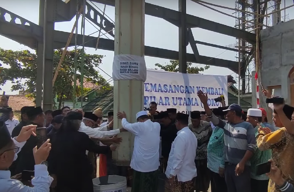 Pegang Teguh Nilai Sejarah, Soko Guru Masjid Agung Kendal Dipasang (Foto: Dok Diskominfo Kendal)