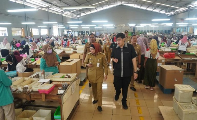 Pj Bupati Batang Cek Kewajiban Perusahaan Kepada Karyawan PT MPS Tulis