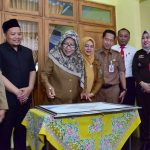 Bupati Tegal Umi Azizah menandatangani prasasti pendirian UPTD PPA di Jalan Semboja, Kelurahan Pakembaran, Slawi, Senin (07/08).