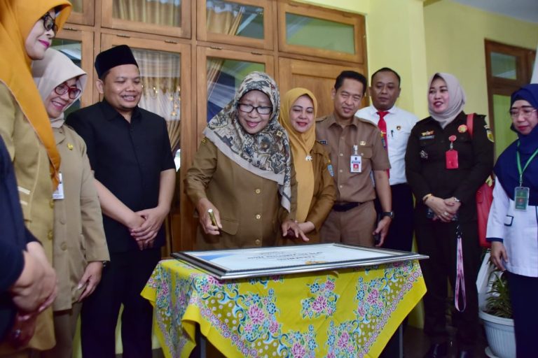 Bupati Tegal Umi Azizah menandatangani prasasti pendirian UPTD PPA di Jalan Semboja, Kelurahan Pakembaran, Slawi, Senin (07/08).