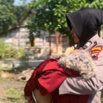 Polwan Polres Grobogan Bopong Lansia ke Tempat Pengobatan Gratis