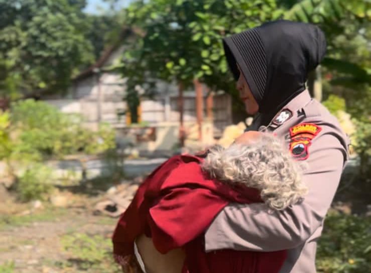 Polwan Polres Grobogan Bopong Lansia ke Tempat Pengobatan Gratis
