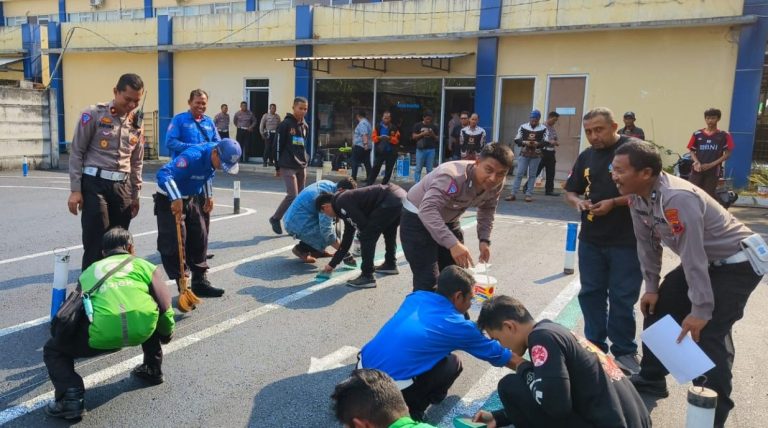 Buat Lintasan Ujian Praktik SIM C, Polresta Surakarta dibantu Berbagai Komunitas Otomotif