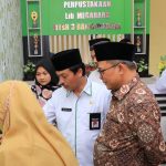 Staf Khusus Menteri Agama pada Bidang Media dan Komunikasi, Wibowo Prasetyo (berbatik) saat meresmikan E-Lib Megabara (MTsN) 3 Banjarnegara.