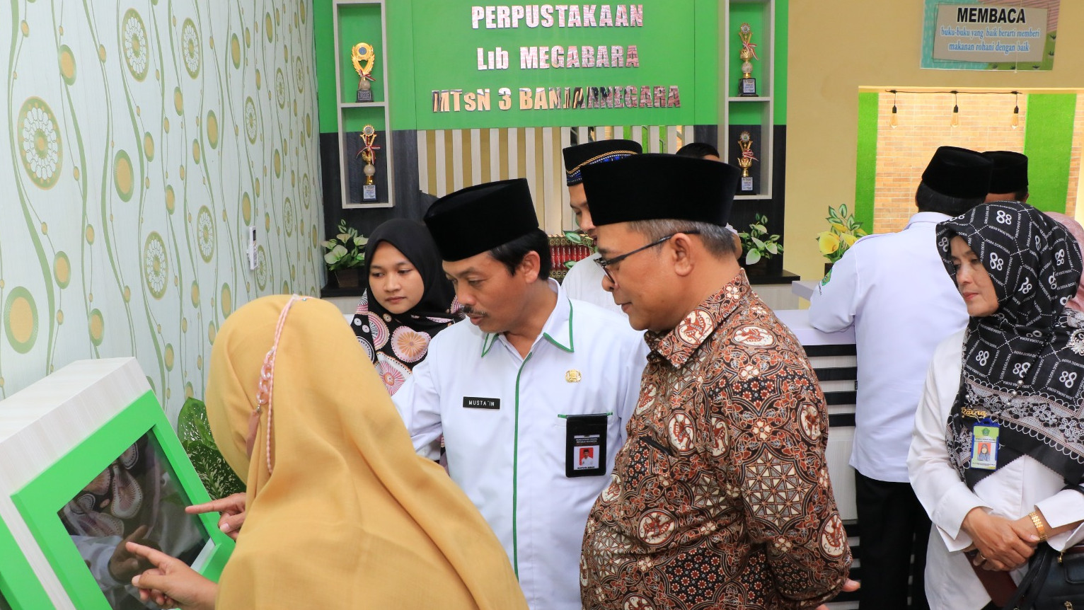 Staf Khusus Menteri Agama pada Bidang Media dan Komunikasi, Wibowo Prasetyo (berbatik) saat meresmikan E-Lib Megabara (MTsN) 3 Banjarnegara.