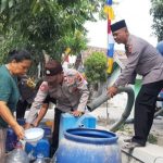 Kekeringan Makin Meluas, Polsek Pancur Distribusikan Bantuan Air Bersih untuk Warga