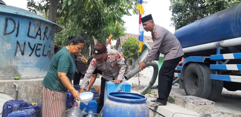 Kekeringan Makin Meluas, Polsek Pancur Distribusikan Bantuan Air Bersih untuk Warga