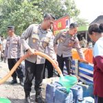 Krisis Air di Grobogan, Polisi Salurkan Bantuan Air Bersih Setiap Hari Selama Agustus - September