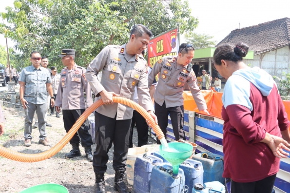 Krisis Air di Grobogan, Polisi Salurkan Bantuan Air Bersih Setiap Hari Selama Agustus - September
